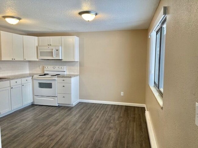 Building Photo - Beautifully Remodeled 2 Bedroom 1 Bath Apa...