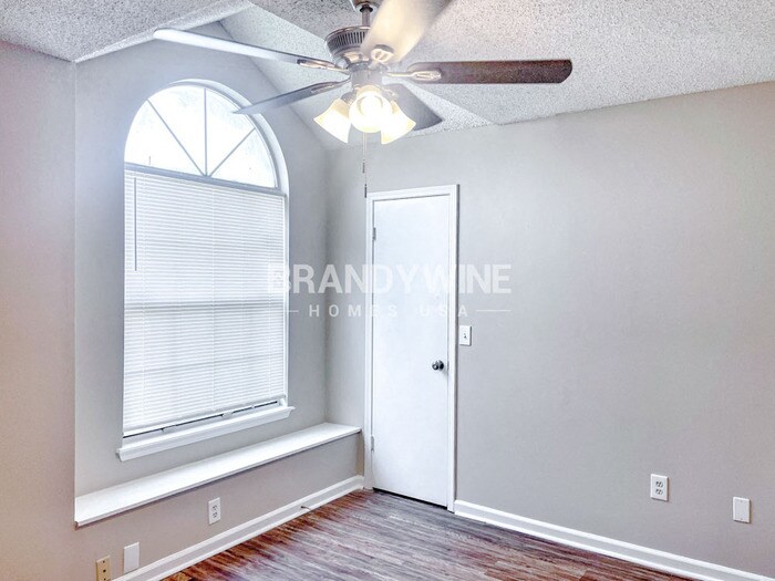 Building Photo - 1433 Kingfisher Ln N