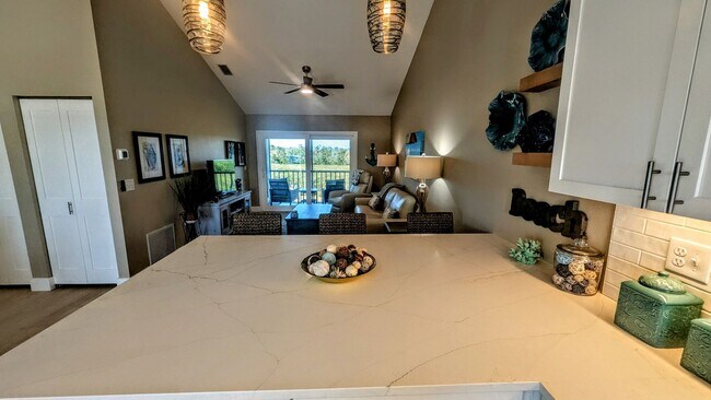 Building Photo - Seasonal/short term 2/2 vacation condo close to Anna Maria