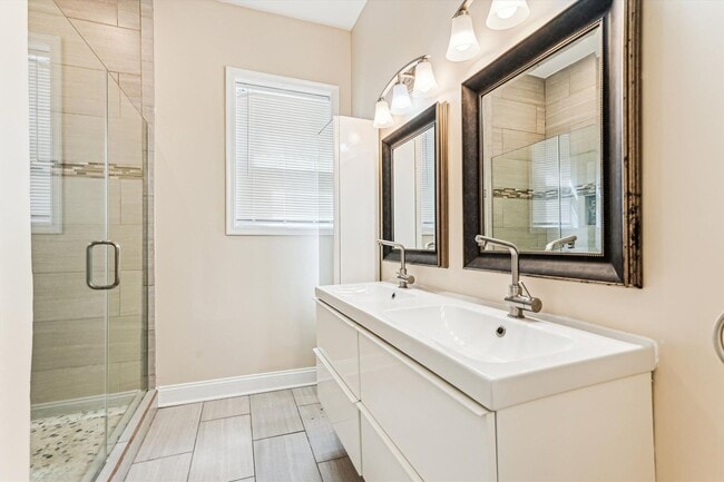 Building Photo - Charming and very Spacious 3 BR/3.5 BTH in...