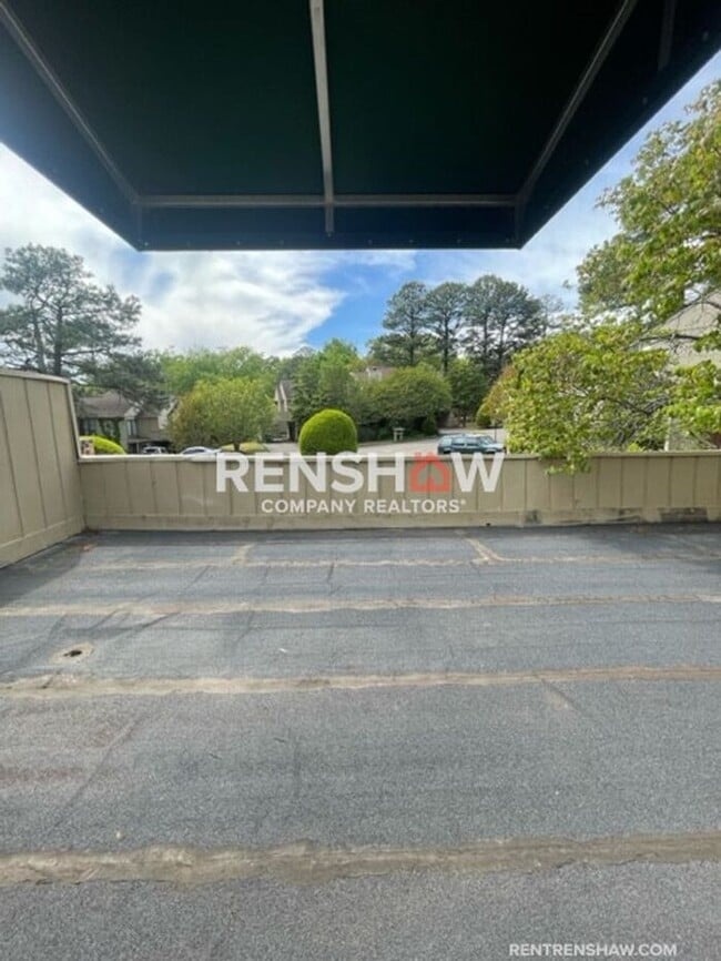 Building Photo - Unique 3 Bed / 2.5 Bath Condo - Move in Re...