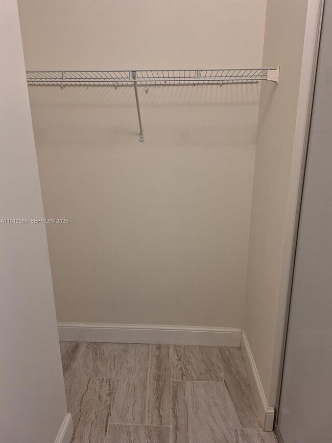 Building Photo - 901 Hillcrest Dr