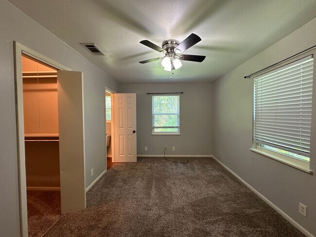 Building Photo - Charming 3 Bedroom in South Tyler!
