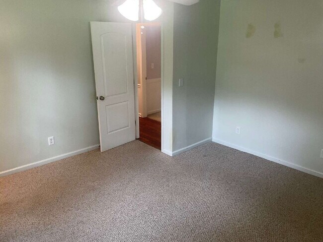 Building Photo - "Charming 3-Bedroom Haven with 2 Full Bath...
