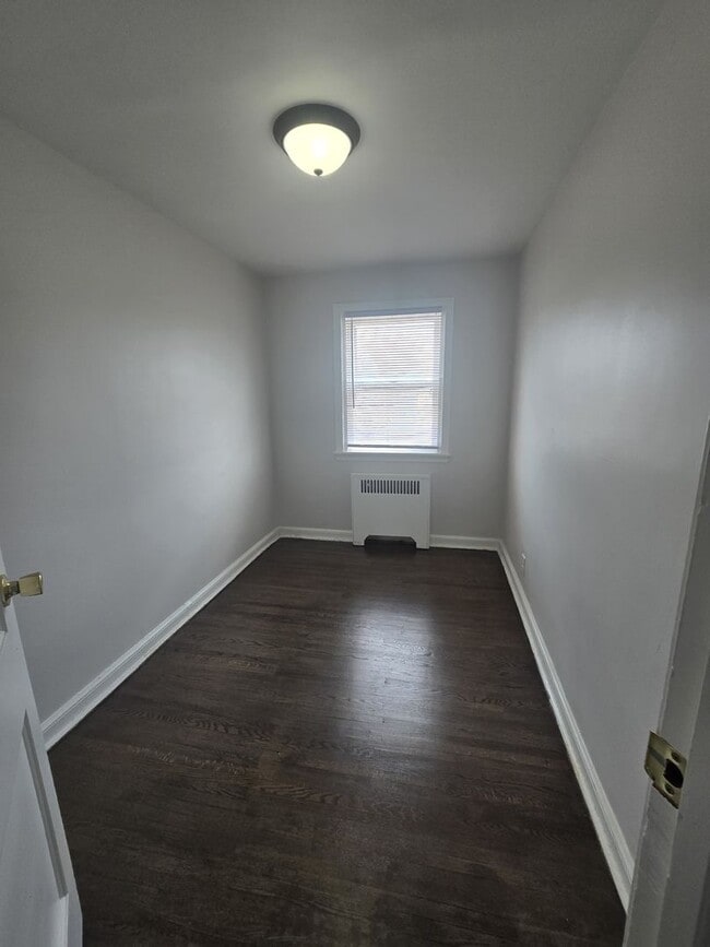 Building Photo - Spacious, Private, A Must-See Home in a Pr...