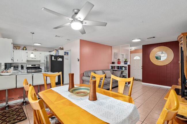 Building Photo - Beautiful 4/3 home With Attached Mother In...