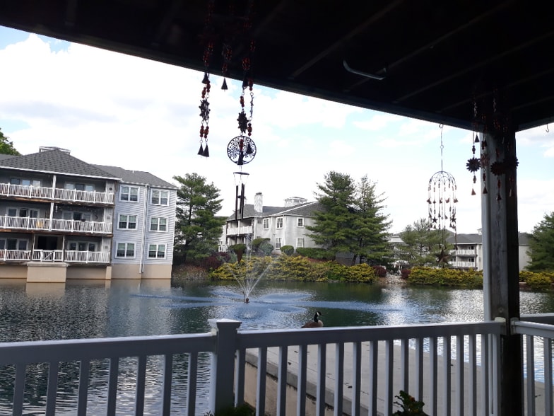 Building Photo - 2000 Waters Edge Dr