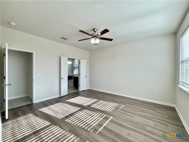 Building Photo - 320 La Escalera Dr