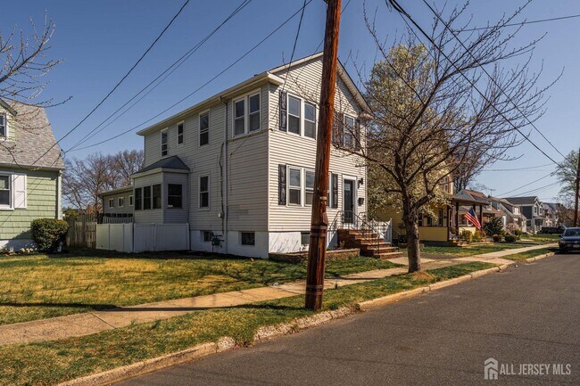 Building Photo - 536 Spruce Ave