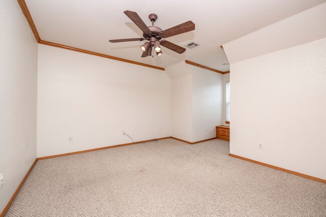Building Photo - Spacious Bentonville Duplex!