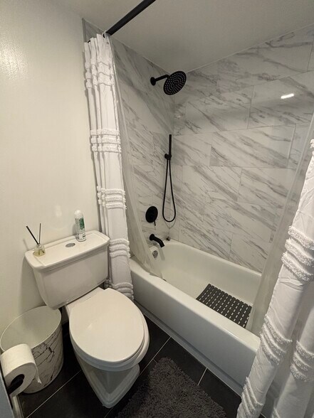 Building Photo - 1017 10th Way