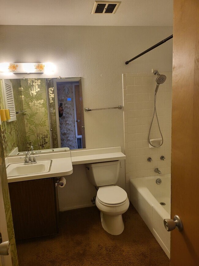 Building Photo - NE UPTOWN WINROCK CONDO 2/BD 2/BA - UTILITIES INCLUDED