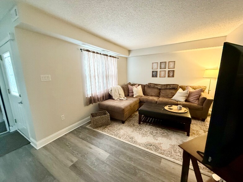 Building Photo - 20 Hollybrooke Dr
