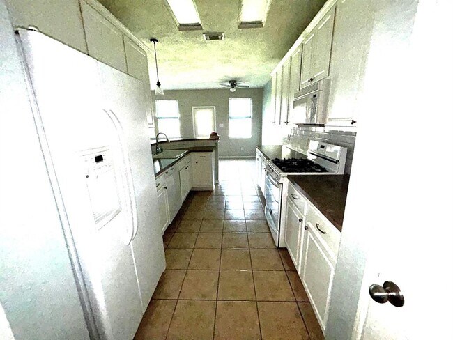 Building Photo - 17138 Oakwood Chase Dr