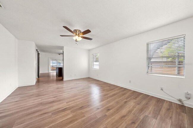 Building Photo - 3128 W Varn Ave