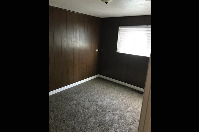 Building Photo - Binning Silver