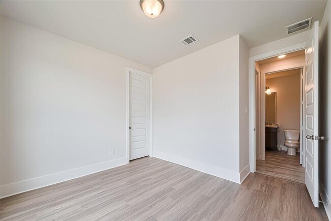 Building Photo - 23649 Silver Palm Trl