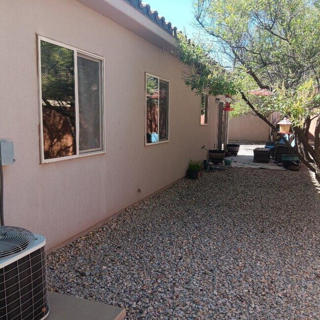 Building Photo - "Spacious 3-Bedroom Duplex Oasis in Hurricane, UT – 2 Full Baths & 1,263 Sq Ft of Comfort!"