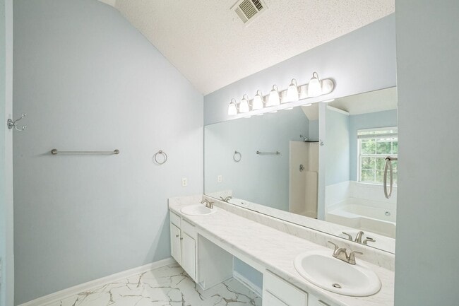 Building Photo - Spacious 5BR House in Fairburn
