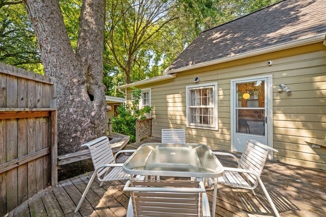 Building Photo - Recently updated and fully furnished Midto...