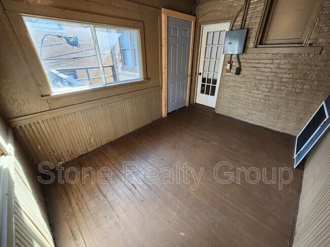 Building Photo - 514 1/2 S 5th Street