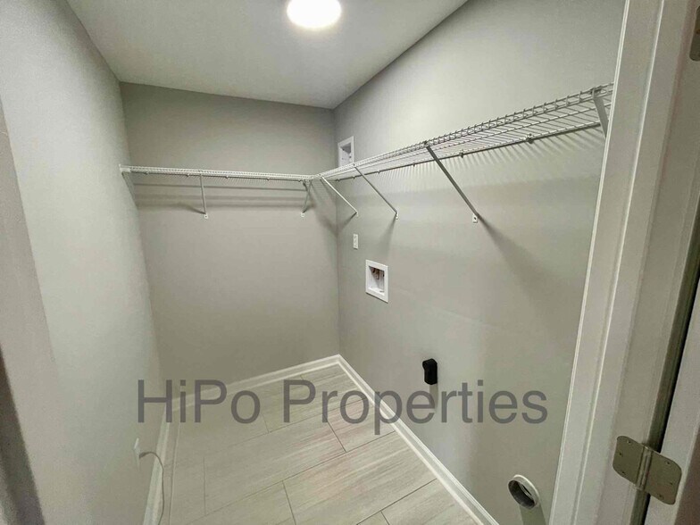 Building Photo - 1747 Center Way S