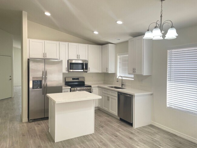 Building Photo - 1113 W Sparrow Dr