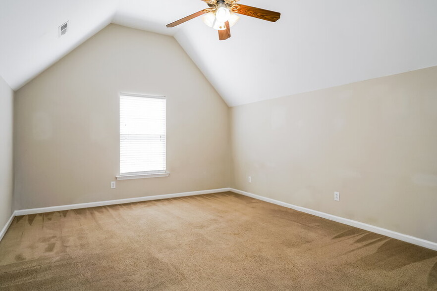 Building Photo - 840 Red Oak Tree Dr