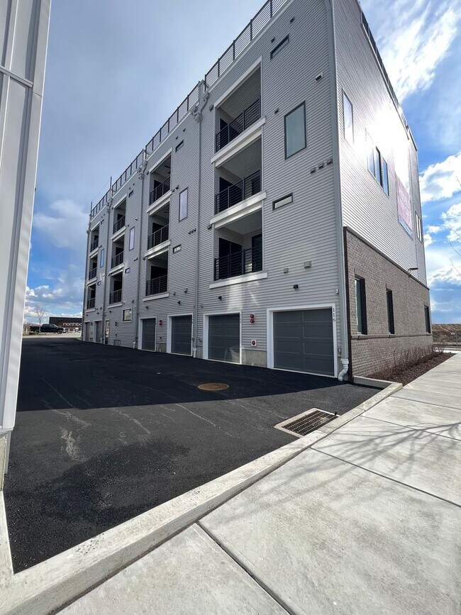 Building Photo - Gorgeous 3BD/2.5BA Waterfront Townhome!