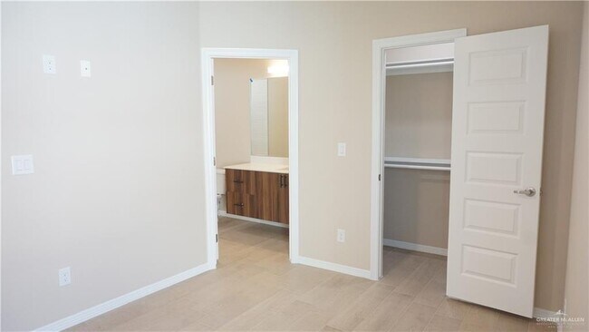 Building Photo - 30 W Kenwood St