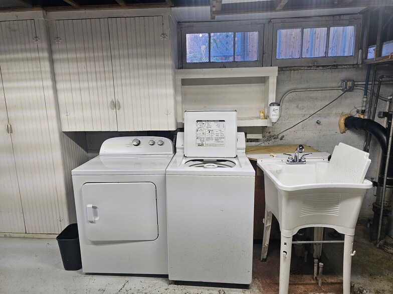 Building Photo - 6613 N Amherst St