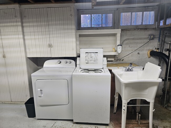 Building Photo - 6613 N Amherst St