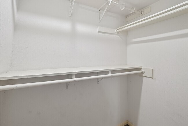 Building Photo - 10615 Briar Forest Dr