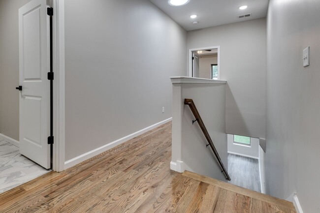 Building Photo - 271 Garry Dr