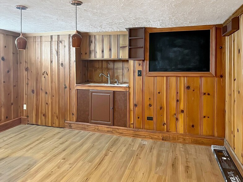 Basement bonus room - 108 Manchester Ave