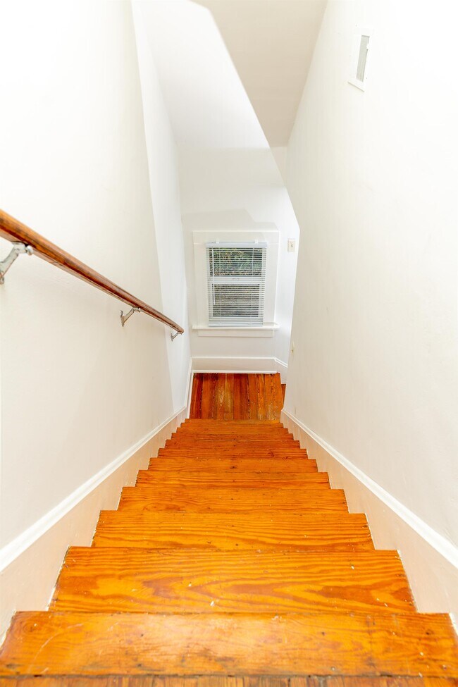 Building Photo - 180 Rosemont Garden