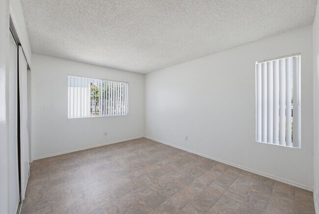 Building Photo - 6907 Whitsett Ave