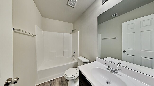 Building Photo - Very Nice 3 Bedroom 2 Bath Home in Yukon Schools