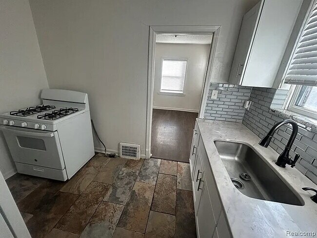 Building Photo - ELEGANT APT HOME