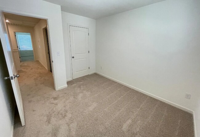 Building Photo - 229 Chelsea Pk Cir