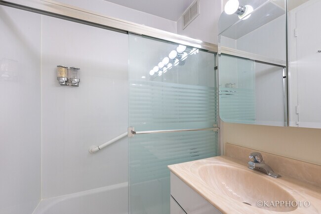 Building Photo - 900 N Lake Shore Dr