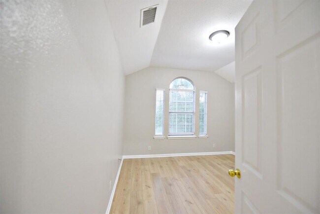 Building Photo - 610 Sparkling Brook Ln