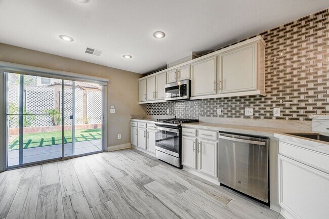 Building Photo - Stunning Southern Highlands Two Story