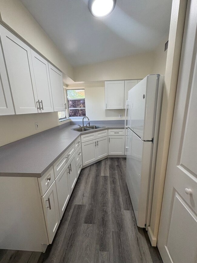 Building Photo - Totally Remodeled Deltona Beauty
