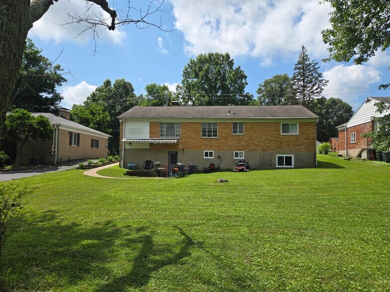 Back view showing lower level unit. - 8446 Clough Pike
