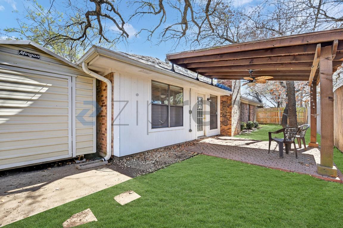 Building Photo - 6100 Paradise Dr