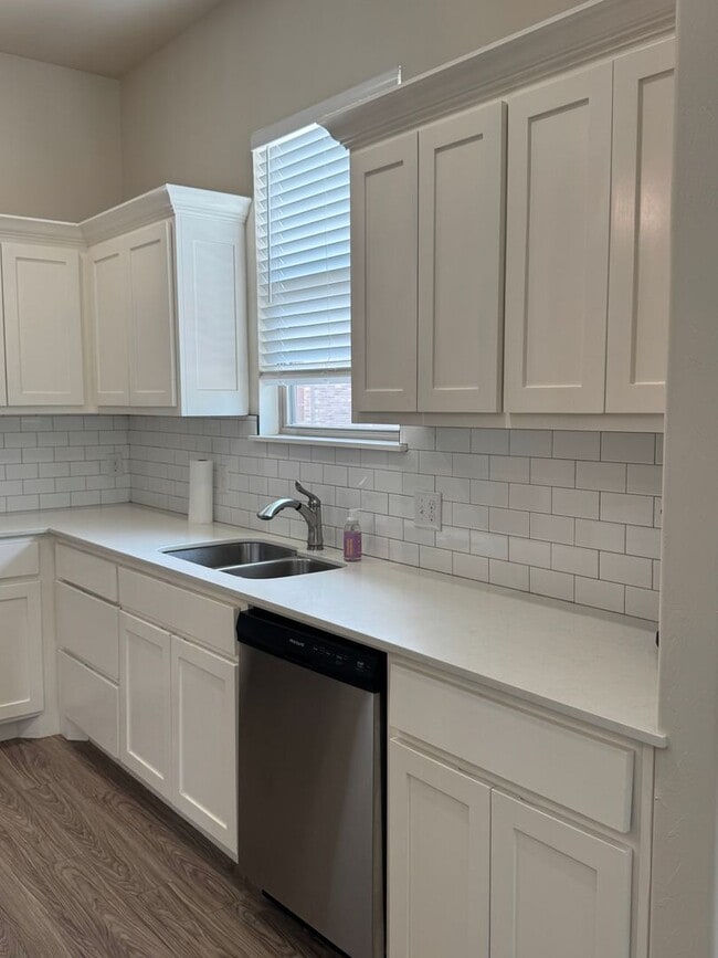 Building Photo - Stunning fully furnished 3 Bed 2.5 bath homes in The Enclave!