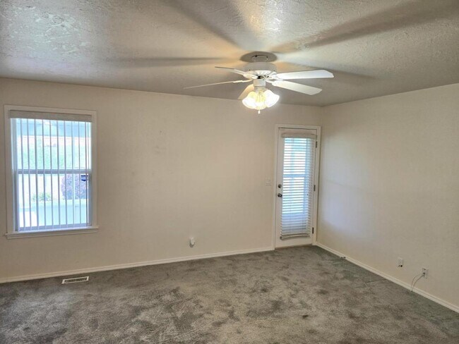 Building Photo - 1728 W Greenhead Dr
