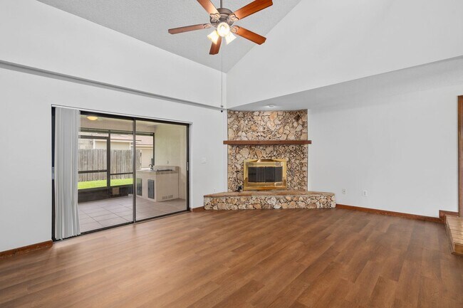 Building Photo - **Recently upgraded 4/2 pool home in Longw...