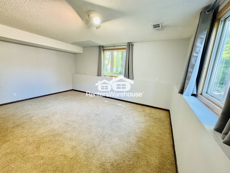 Building Photo - 5043 Shoreline Dr